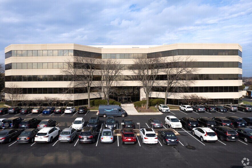 5 Revere Dr, Northbrook, IL à louer - Photo du bâtiment - Image 3 de 11