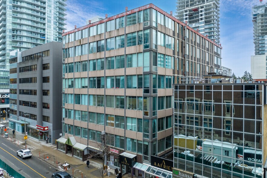 55 Eglinton Av E, Toronto, ON à louer - Photo du bâtiment - Image 2 de 6