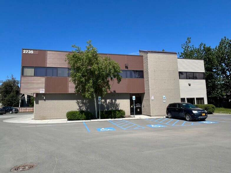 2735 E Tudor Rd, Anchorage, AK à louer - Photo du bâtiment - Image 3 de 12