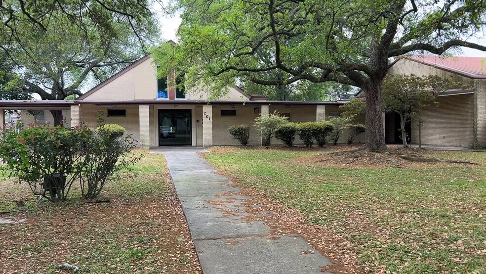 201 Forrest St, Baytown, TX à vendre - Vidéo sur l’inscription commerciale - Image 2 de 18