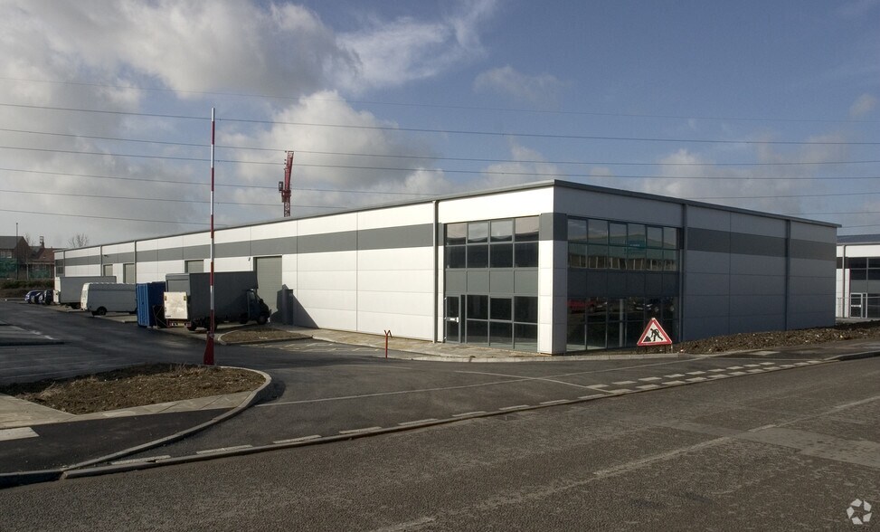 Smeaton Clos, Aylesbury à vendre - Photo du bâtiment - Image 2 de 4