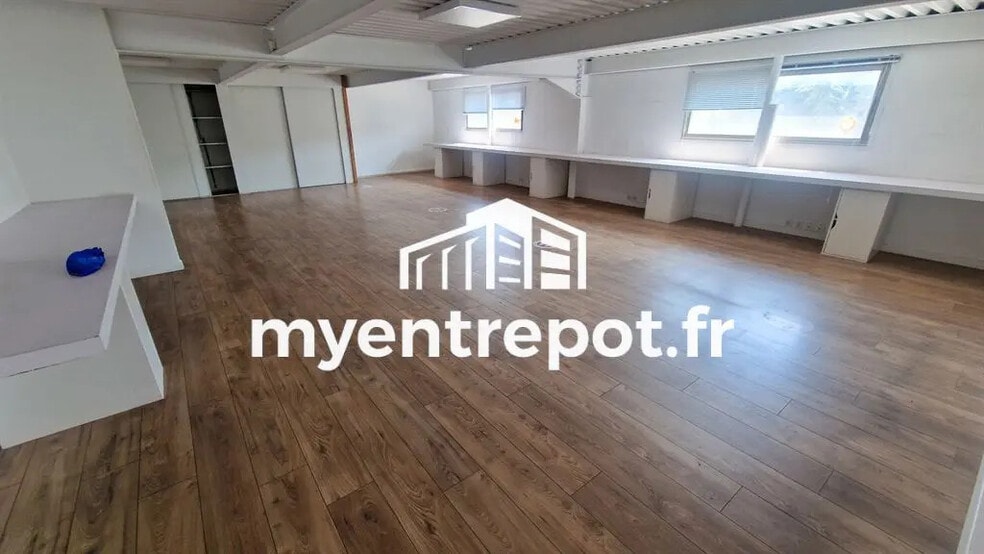 Flex in Marseille for lease - Interior Photo - Image 3 of 8
