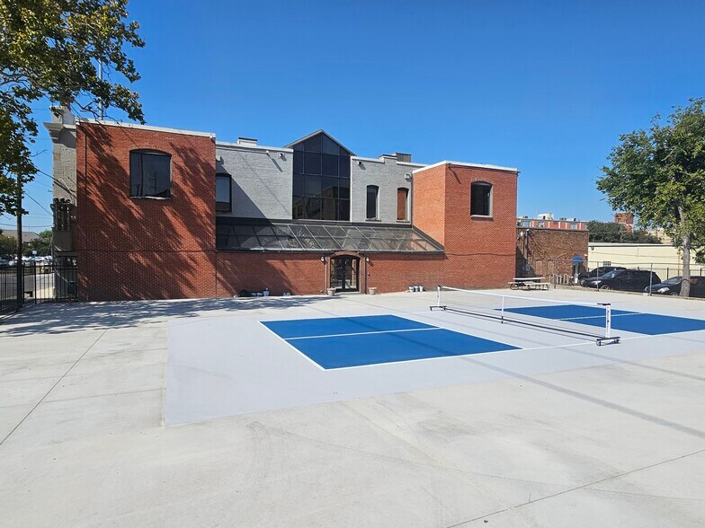 211-215 S Jennings Ave, Fort Worth, TX à louer - Photo du bâtiment - Image 2 de 34