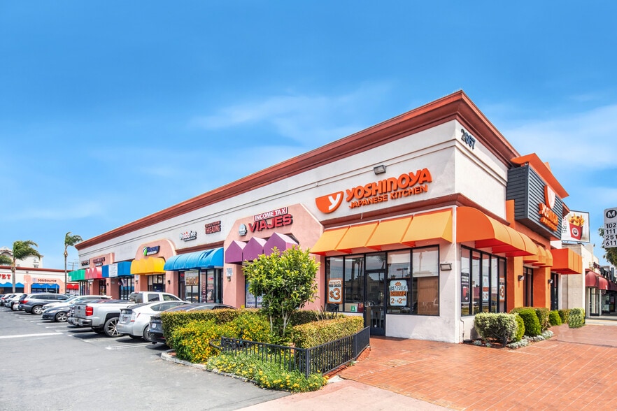 Plaza De La Fiesta / 40K SF Center portfolio of 3 properties for sale on LoopNet.ca - Building Photo - Image 2 of 10