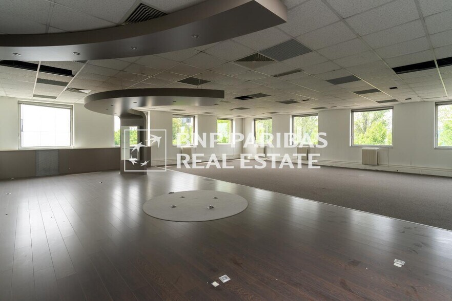 Flex in Antony for lease - Interior Photo - Image 2 of 14