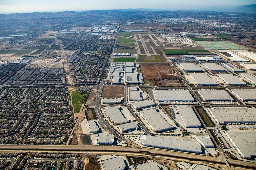 Parcel 9-12 Portfolio portefeuille de 4 propriétés à vendre sur LoopNet.ca - Aérien - Image 3 de 6