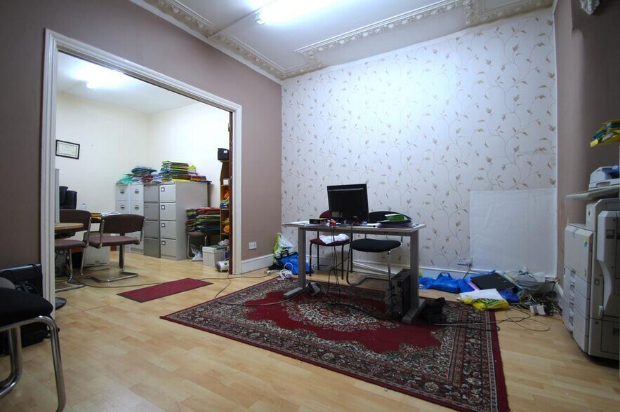 329 High Street North, Londres à vendre - Photo du bâtiment - Image 3 de 25