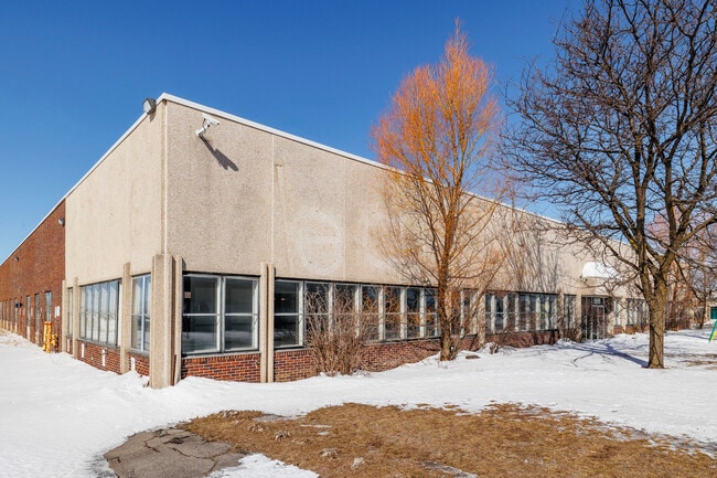 Plus de détails pour 5655-5695 Rue Ferrier, Mont-Royal, QC - Industriel à vendre