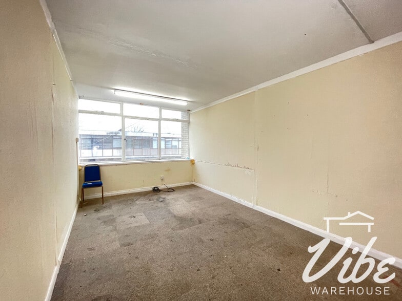 14 Felixstowe Rd, London for lease - Building Photo - Image 2 of 29