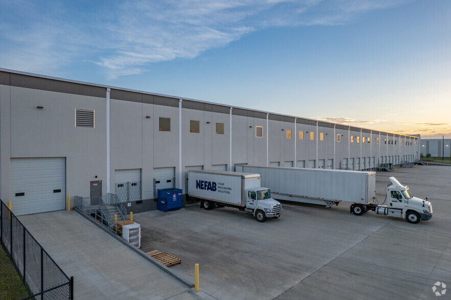 8550 Fallbrook Dr, Houston, TX for lease - Building Photo - Image 3 of 5