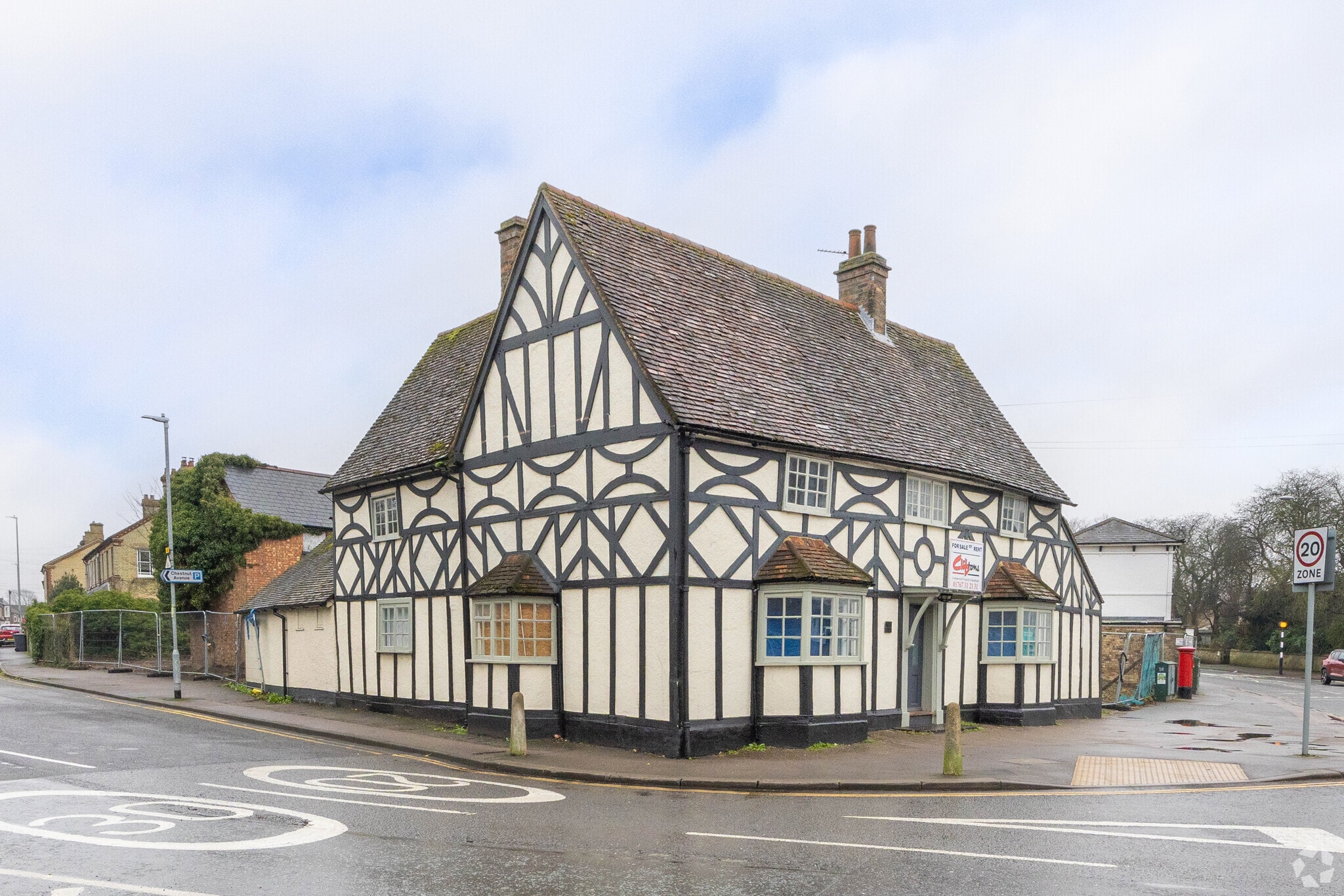 The Red Lion, 1 London Rd, Biggleswade for lease Primary Photo- Image 1 of 3
