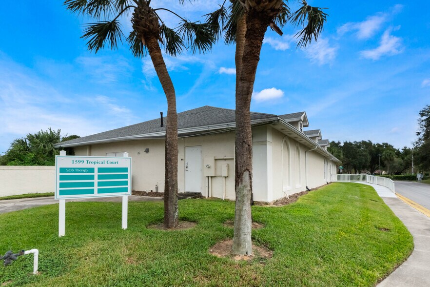 1599 Tropical Ct, Tavares, FL à louer - Photo du bâtiment - Image 2 de 7