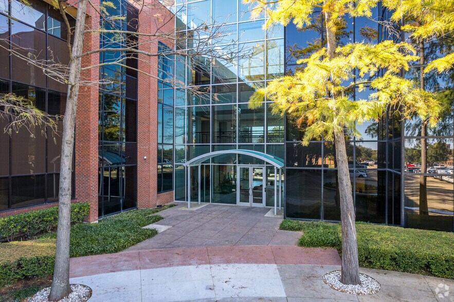 1701 N Collins Blvd, Richardson, TX à louer - Photo du bâtiment - Image 3 de 24