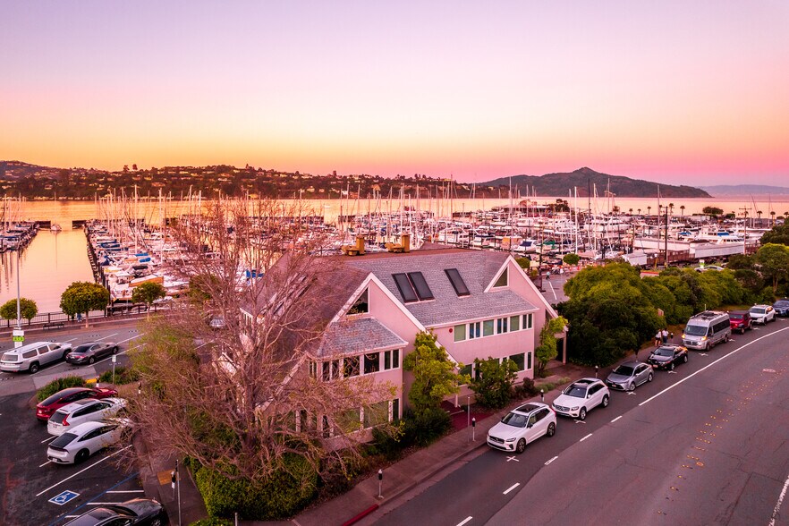 900 Bridgeway, Sausalito, CA à vendre - Photo du bâtiment - Image 2 de 22