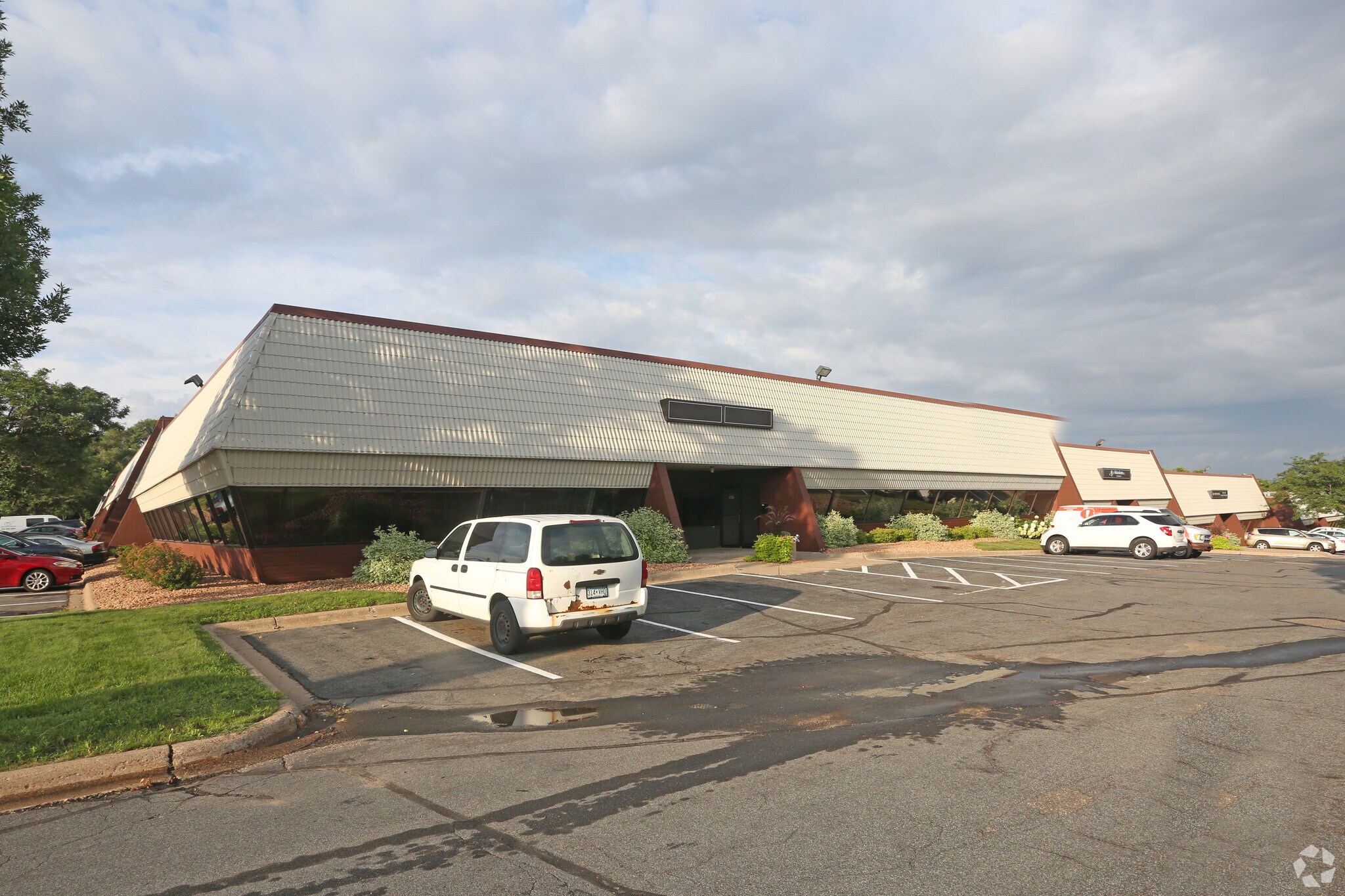 1408 Northland Dr, Mendota Heights, MN for lease Building Photo- Image 1 of 11