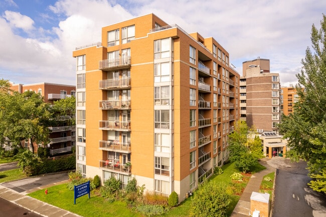 More details for 1055 Boul De La Côte-Vertu, Saint-Laurent, QC - Health Care for Sale