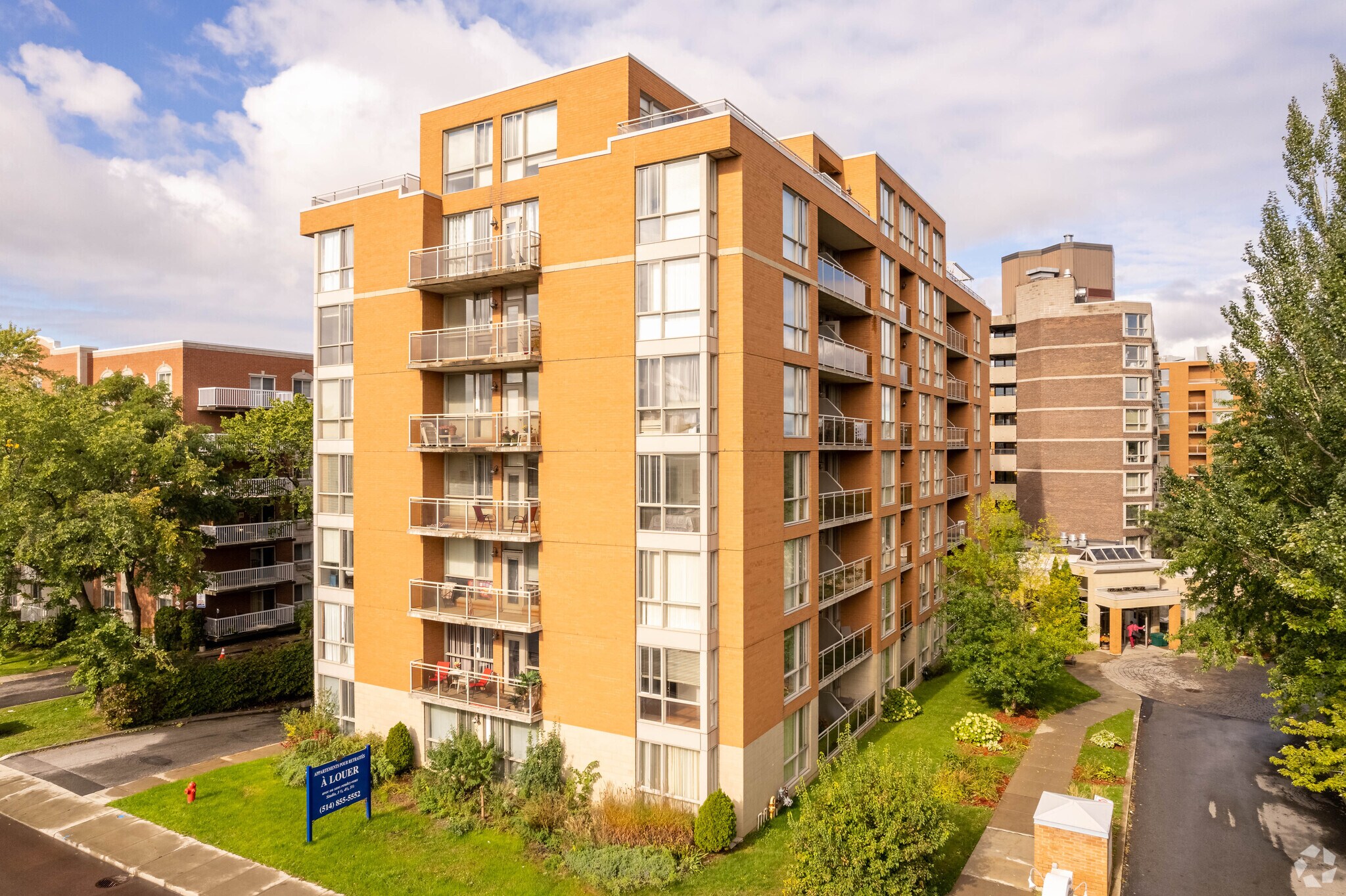 1055 Boul De La Côte-Vertu, Saint-Laurent, QC for sale Primary Photo- Image 1 of 6