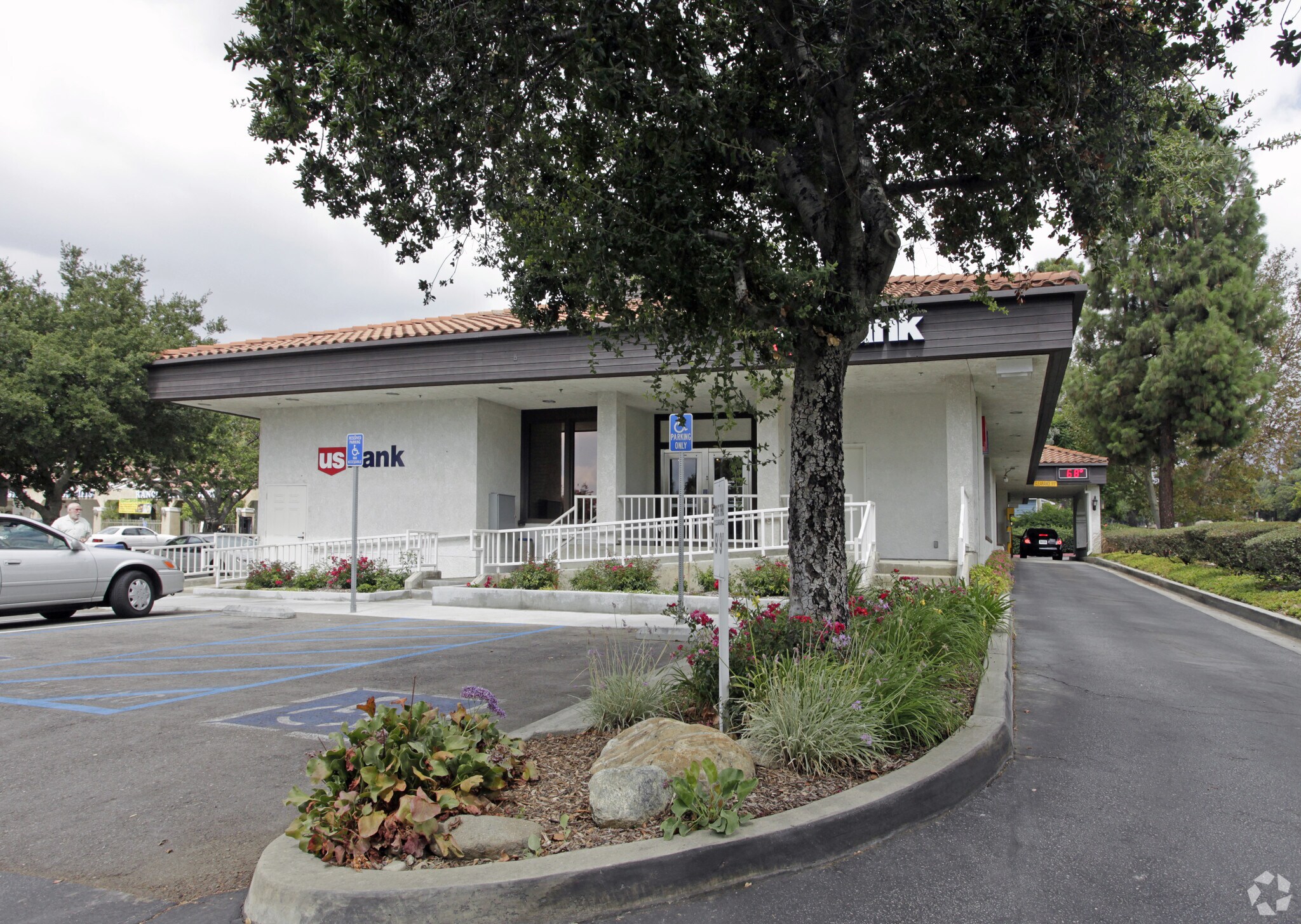 1667 N Mountain Ave, Upland, CA for lease Primary Photo- Image 1 of 4