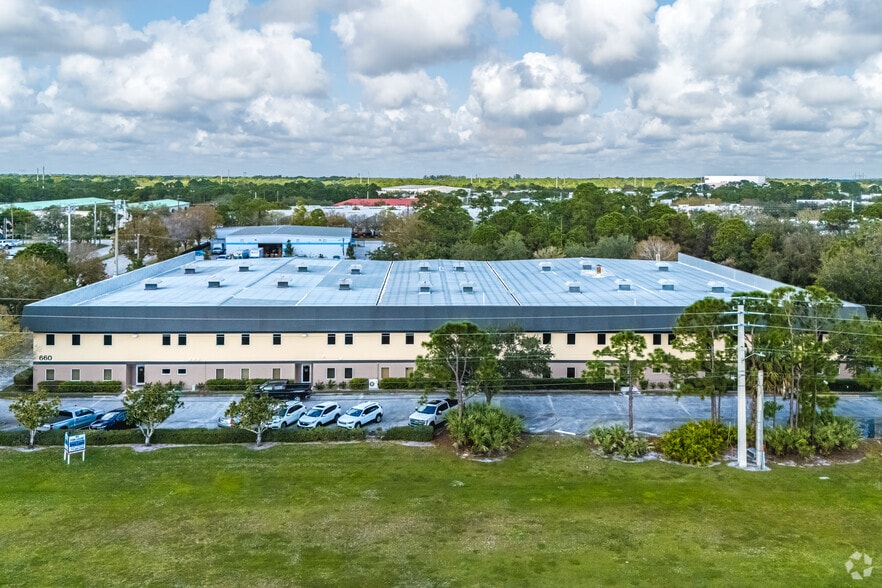660 NW Peacock Blvd, Port Saint Lucie, FL à louer - Photo principale - Image 1 de 3
