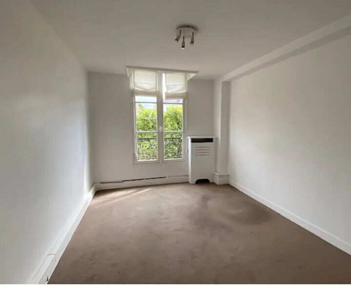 Office in Versailles for lease - Building Photo - Image 3 of 8