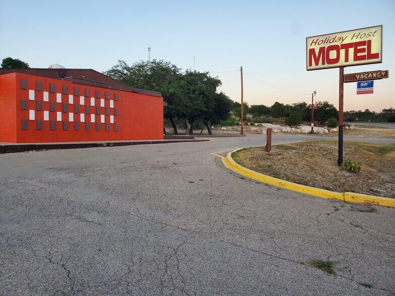 Holiday Host Motel & RV Park portefeuille de 2 propriétés à vendre sur LoopNet.ca - Photo du bâtiment - Image 1 de 18