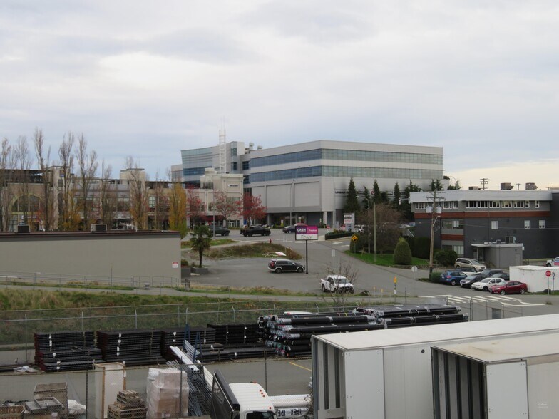 524E Culduthel Rd, Victoria, BC à louer - Photo du bâtiment - Image 2 de 4