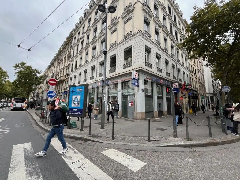 Retail in Lyon for lease - Building Photo - Image 3 of 4