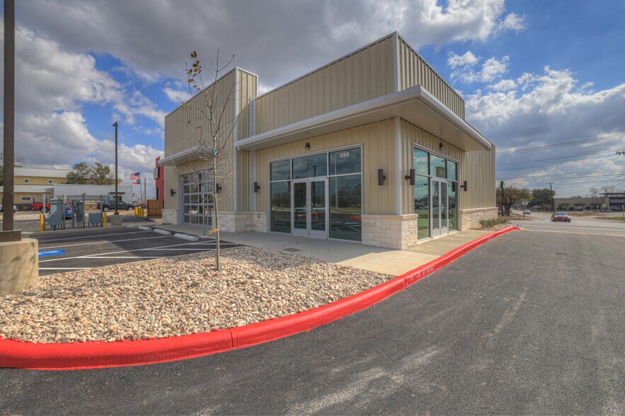 596 S Business Ih 35, New Braunfels, TX à louer - Photo du bâtiment - Image 2 de 24