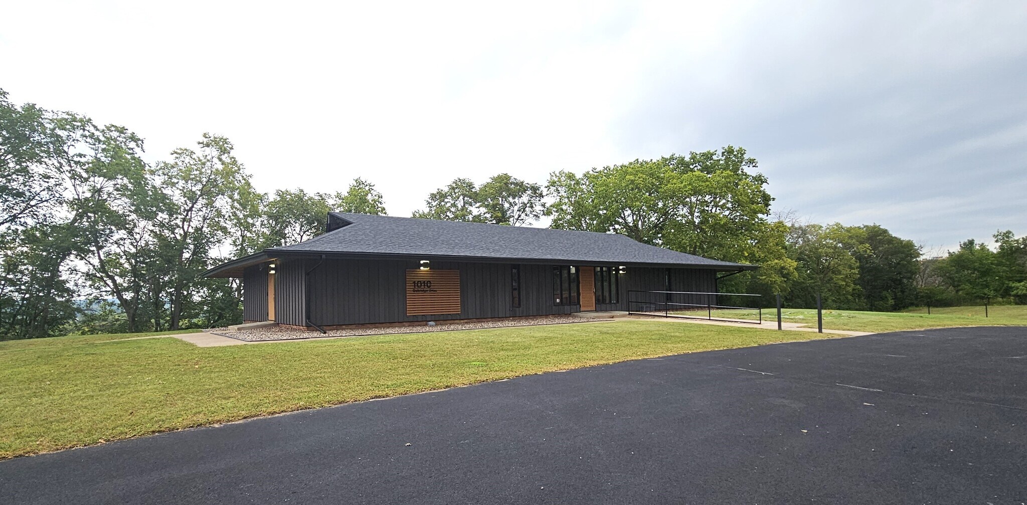 1010 Oak Ridge Dr, Eau Claire, WI à louer Photo du bâtiment- Image 1 de 16