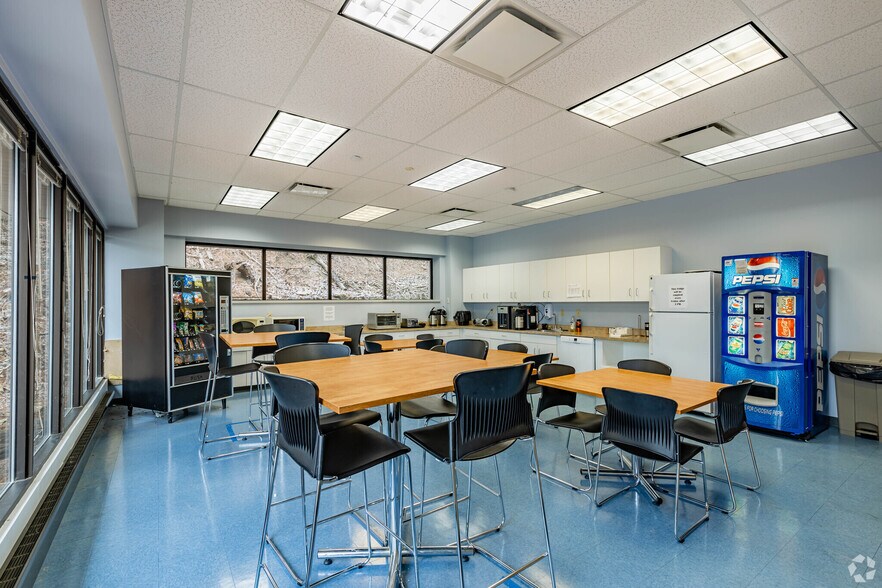 400 Business Center Dr, Pittsburgh, PA à louer - Photo du bâtiment - Image 3 de 12