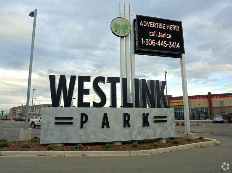 16904-16952 107th Ave NW, Edmonton, AB à louer - Photo du bâtiment - Image 2 de 6