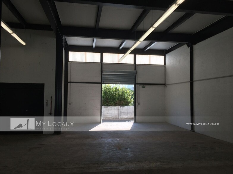 Flex in Bezons for lease - Interior Photo - Image 2 of 4