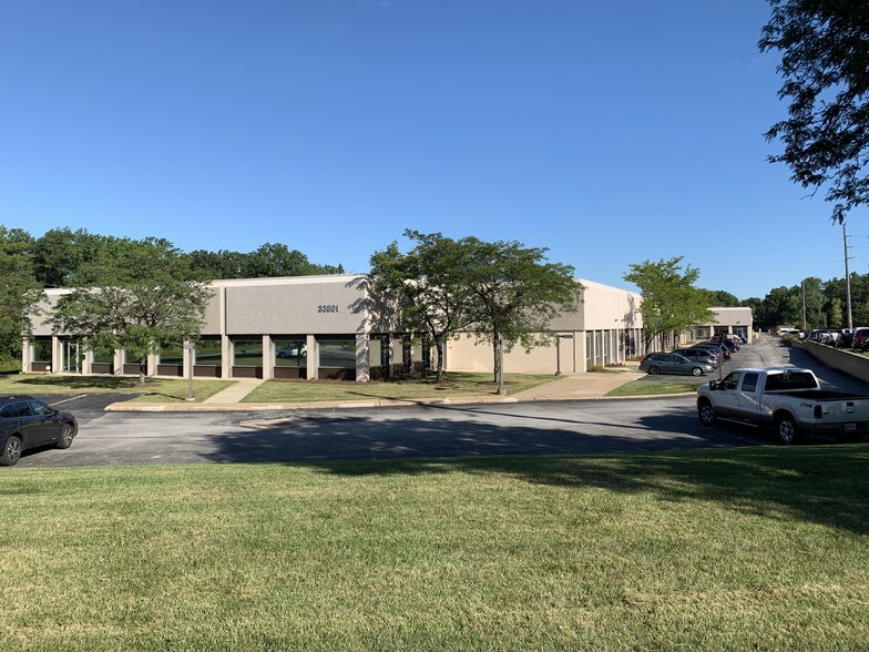 33801 Curtis Blvd, Eastlake, OH à louer - Photo du bâtiment - Image 2 de 9