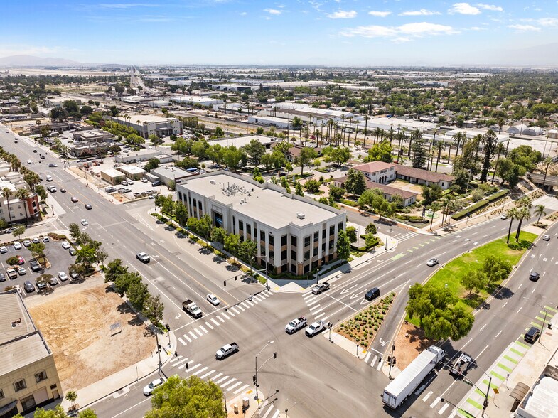 150 E Holt Blvd, Ontario, CA à vendre - Photo du bâtiment - Image 2 de 26