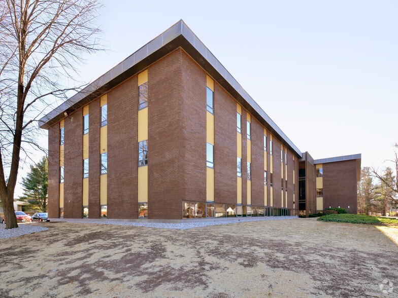 34 Jerome Ave, Bloomfield, CT à louer - Photo du bâtiment - Image 2 de 13