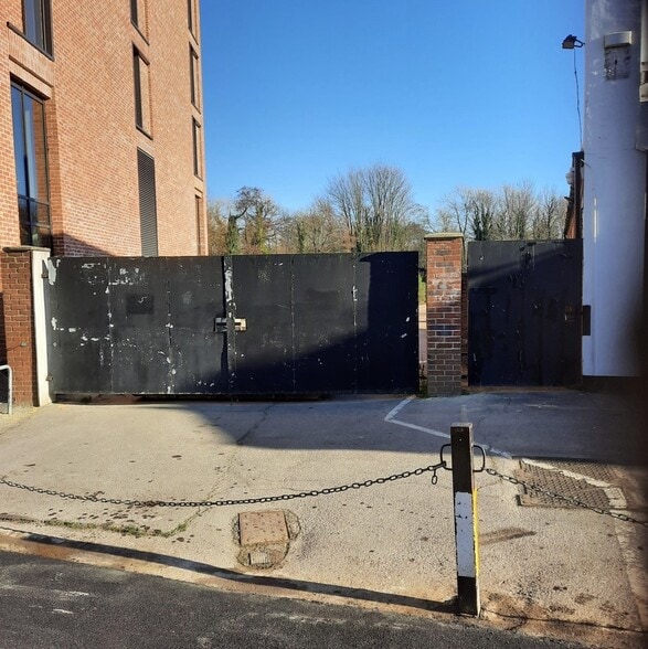 1 Walnut Tree Close, Guildford for lease - Building Photo - Image 2 of 2