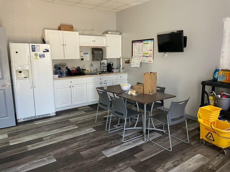 106 Shoppers Way, Brunswick, GA for lease - Building Photo - Image 2 of 9