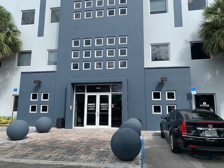 7791 NW 46th St, Doral, FL à louer - Photo du bâtiment - Image 2 de 8