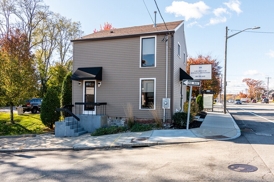 838 Reservoir Ave, Cranston, RI à vendre - Photo du bâtiment - Image 2 de 18