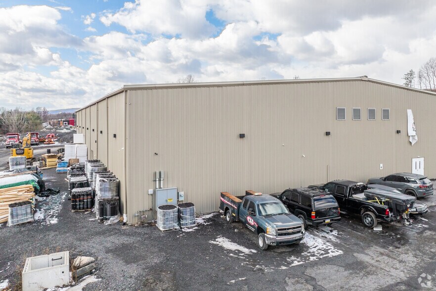 347 Rear Main, Dickson City, PA à louer - Photo du bâtiment - Image 3 de 5