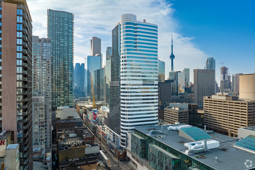 250 Yonge St, Toronto, ON à louer - Photo du bâtiment - Image 1 de 6