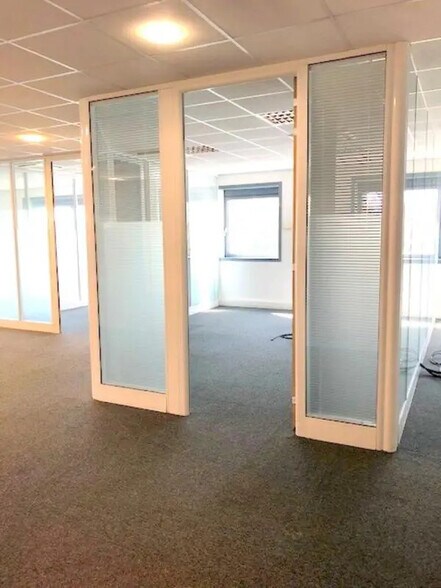 Bureau dans Guyancourt à louer - Photo intérieure - Image 2 de 9