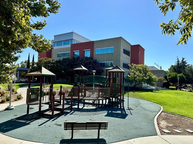 200 Jose Figueres Ave, San Jose, CA à vendre - Photo du bâtiment - Image 3 de 8