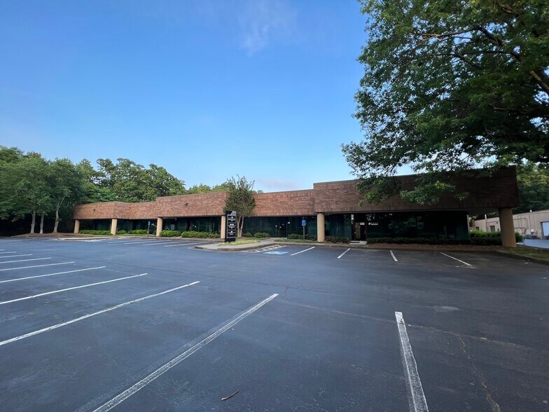 1275 Kennestone Cir, Marietta, GA à louer - Photo du bâtiment - Image 2 de 11