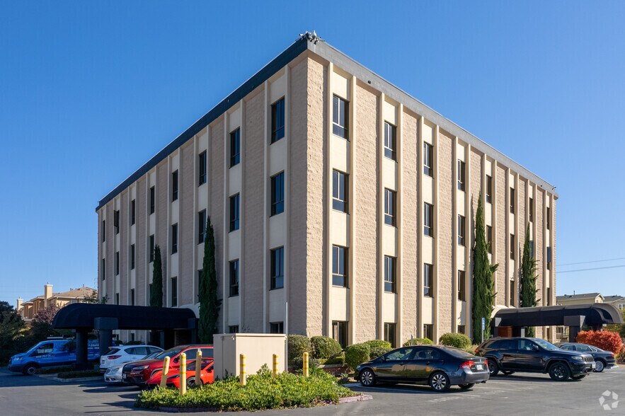643 Bair Island Rd, Redwood City, CA à louer - Photo du bâtiment - Image 3 de 10