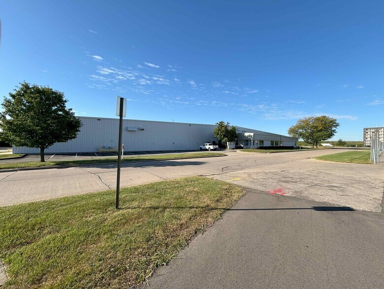 423 Southgate Ct SW, Cedar Rapids, IA à louer - Photo du bâtiment - Image 3 de 15