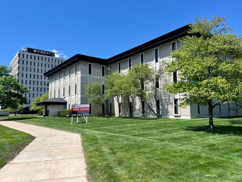 20500 Eureka Rd, Taylor, MI for lease - Building Photo - Image 1 of 7