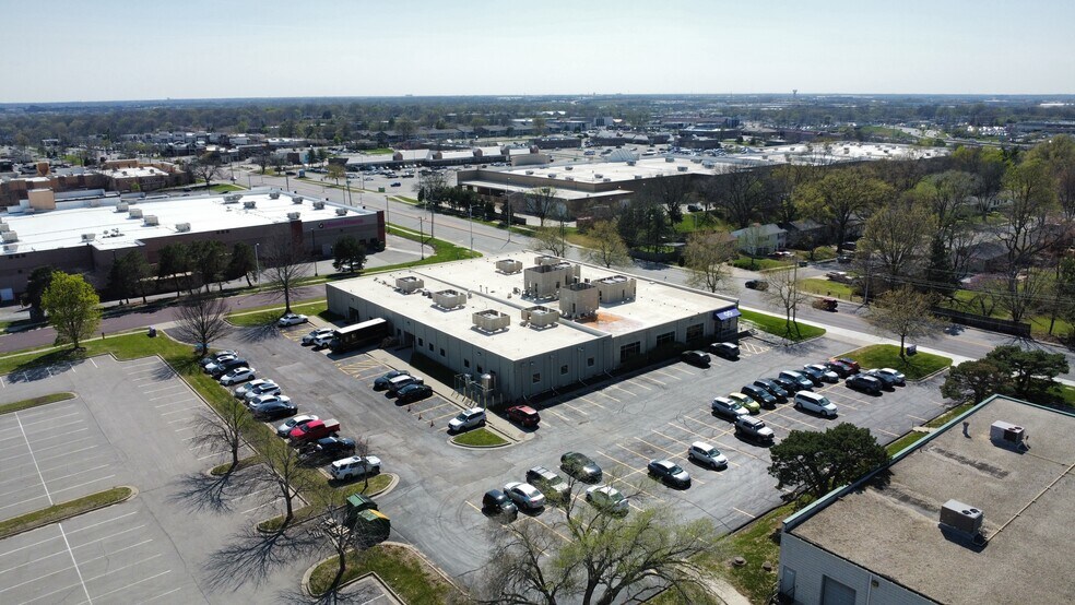 9221 Quivira Rd, Overland Park, KS à vendre - Photo du bâtiment - Image 2 de 43