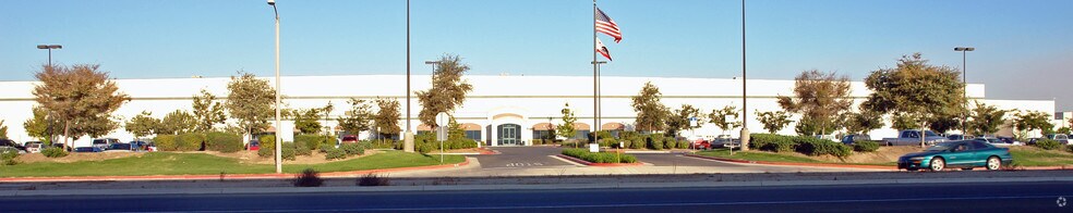 2500 N Plaza Dr, Visalia, CA for lease - Building Photo - Image 2 of 7