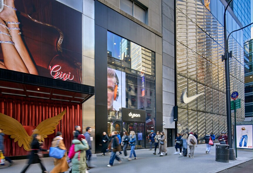 640 Fifth Ave, New York, NY à louer - Photo du bâtiment - Image 1 de 7